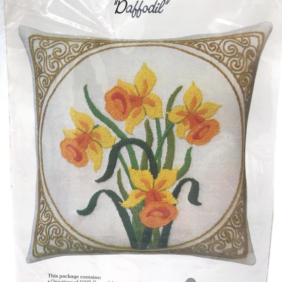 Vintage WonderArt Stitchery 12" Pillow Kit Daffodil Needlecraft #5601 - Picture 2 of 4